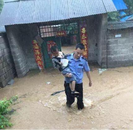 南陽突遭暴雨！多3d全息廣告機(jī)地被淹瞬間成“?！?！