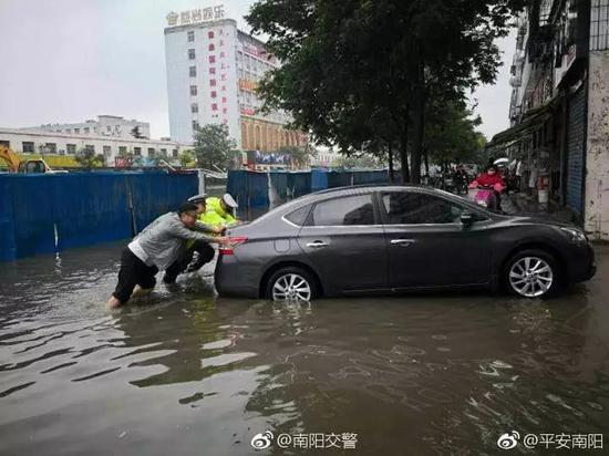 南陽突遭暴雨！多3d全息廣告機(jī)地被淹瞬間成“?！?！