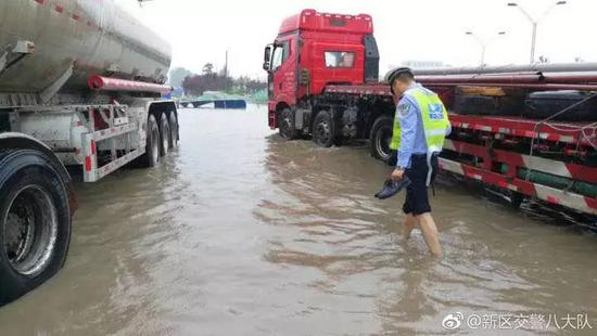 南陽突遭暴雨！多3d全息廣告機(jī)地被淹瞬間成“海”！