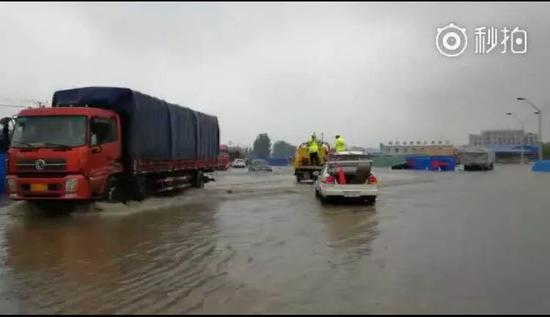 南陽突遭暴雨！多3d全息廣告機(jī)地被淹瞬間成“?！?！